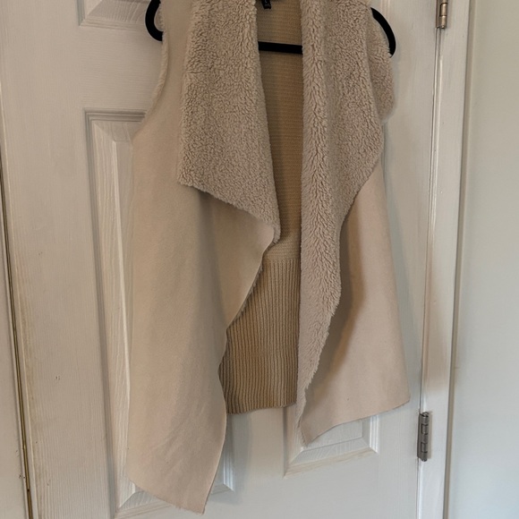 Romeo + Juliet Couture Faux Shearling Draped Open Front Vest Size L - Picture 3 of 6